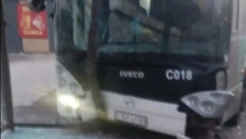 Два человека пострадали при наезде автобуса на остановку в Астане