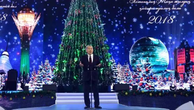 Назарбаев принял участие в новогоднем благотворительном бале