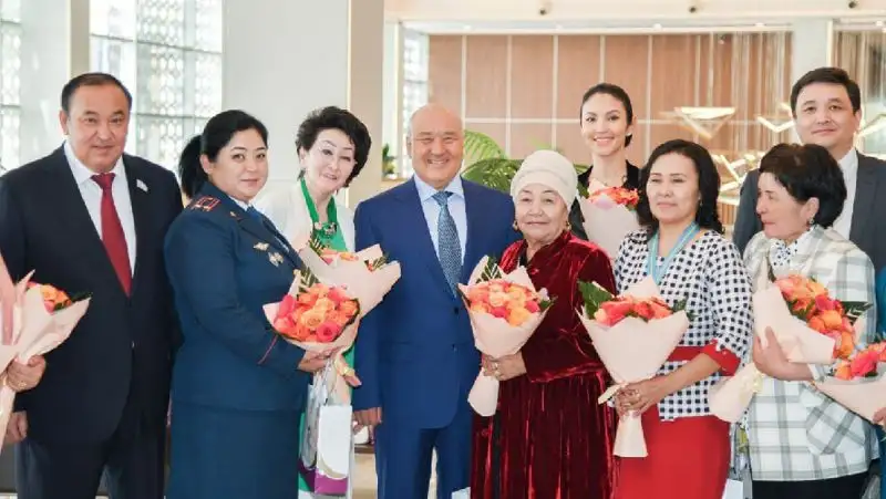 Шукеев поздравил многодетных матерей в преддверии 8 Марта