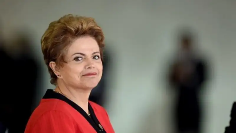 Сторонники отставки Роуссефф набрали 22 из 41 голосов в сенате Бразилии