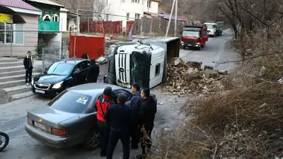 ДТП на улице Сагадата Нурмагамбетова, фото - Новости Zakon.kz от 20.03.2023 19:16