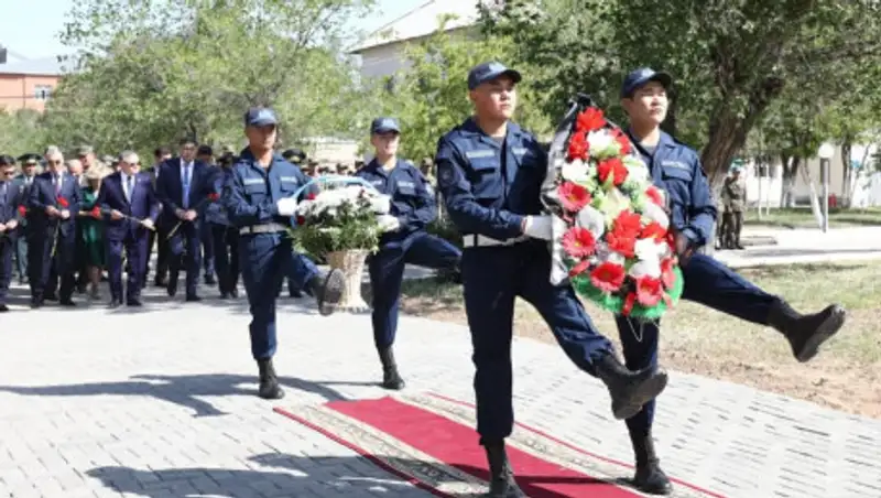 В Актобе почтили память погибших при теракте военнослужащих