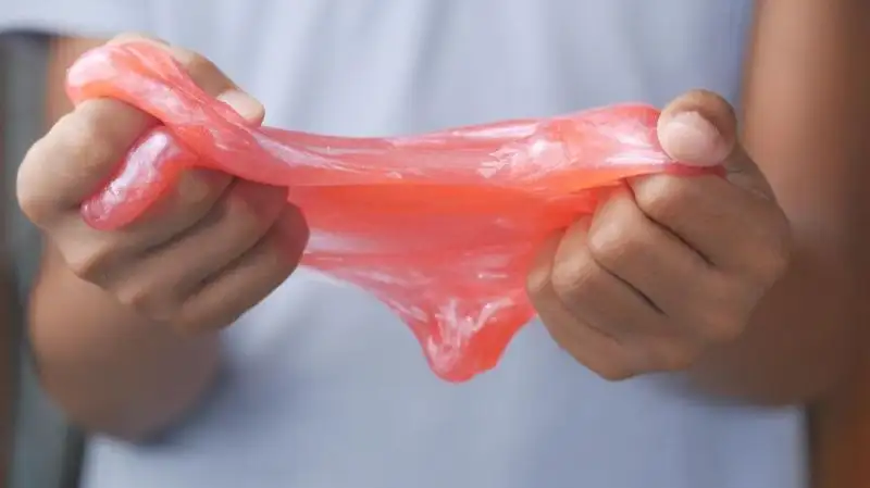 Специалисты рассказали, чем опасен лизун или слайм