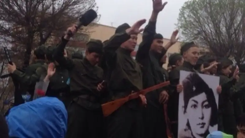 В Актобе на 9 Мая студенты закрывались от дождя портретами ветеранов