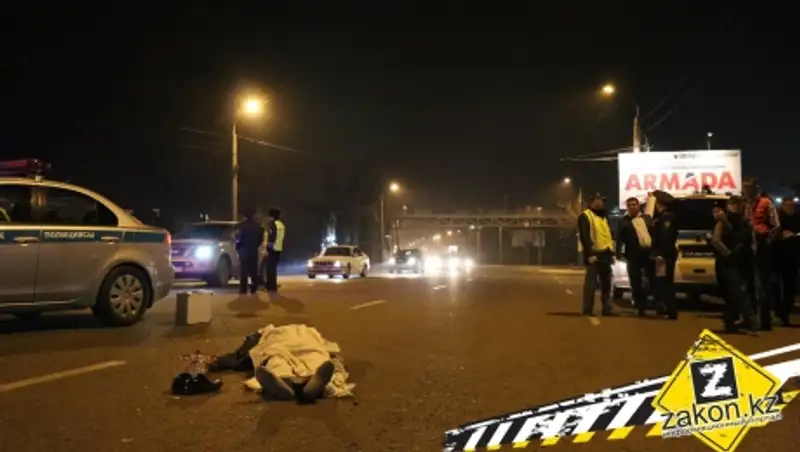 В Алматы мужчина погиб под машиной недалеко от пешеходного перехода