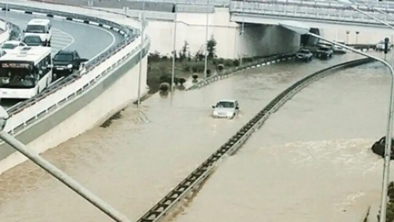 В двух районах Сочи из-за ливней введен режим ЧС