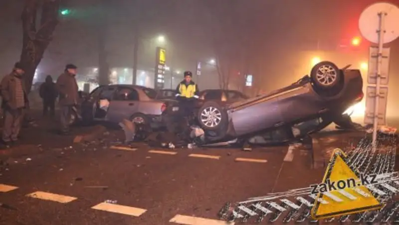 В Алматы машина перевернулась на крышу после сильного удара