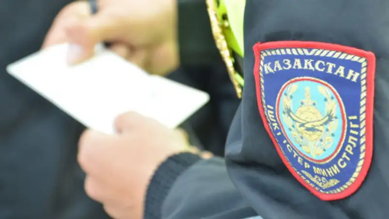 Алматинский полицейский проехал 200 метров, держась за дверь автомобиля нарушителя