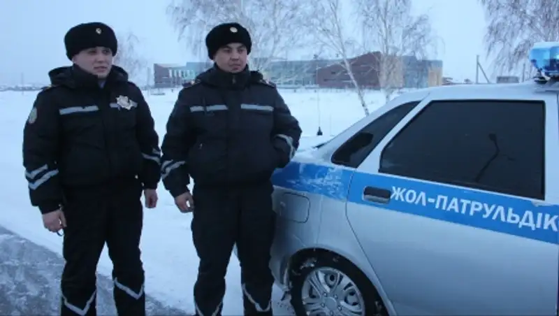 Универсальные полицейские помогли двум костанайцам выбраться из снежного перемета