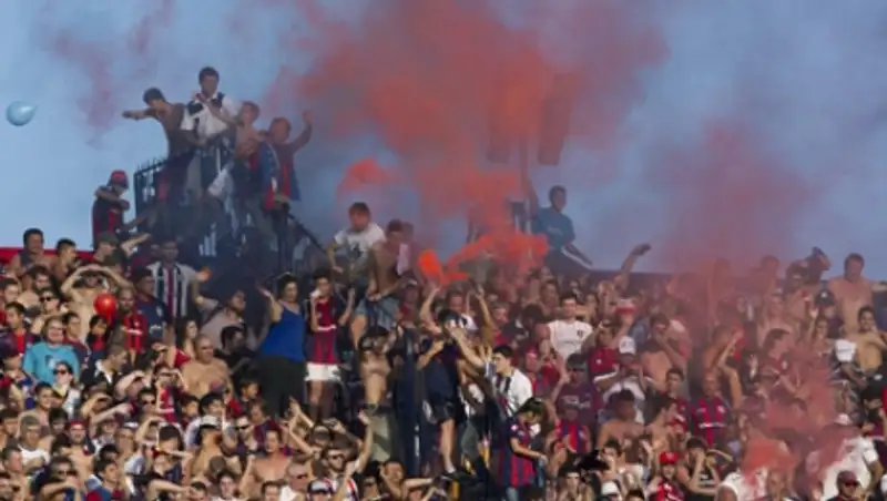 Аргентинский футбольный фанат погиб после падения с трибуны