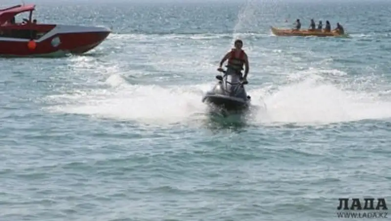 В Актау пьяный водитель гидроцикла погубил девушку