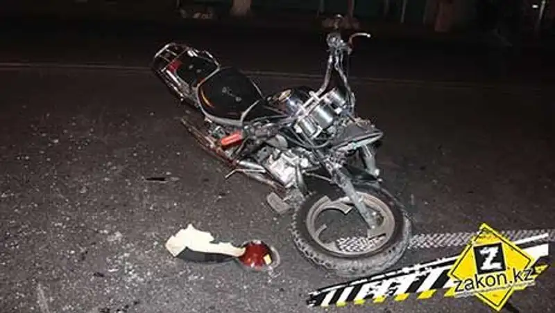 В Алматы мотоциклист на полном ходу врезался в такси