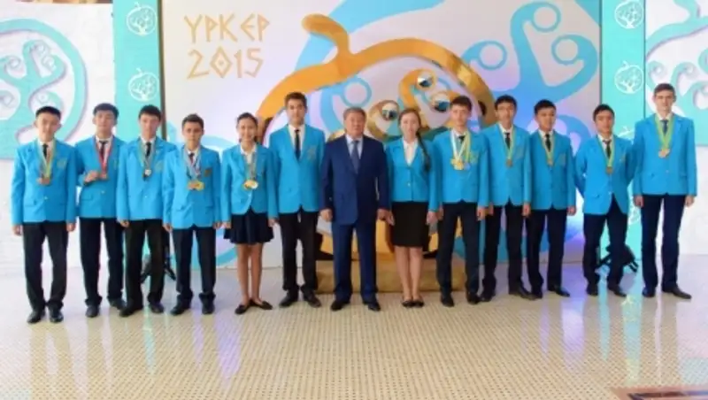 Аким г. Алматы наградил 60 школьников нагрудным знаком «Уркер»