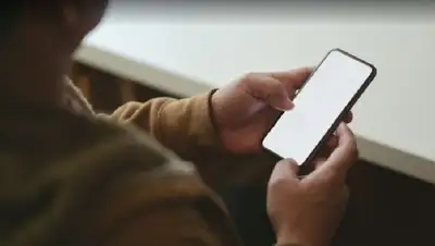 человек, телефон в руках , фото - Новости Zakon.kz от 11.01.2022 10:36