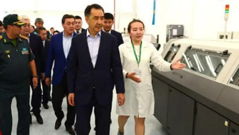 Сагинтаев ознакомился с работой предприятий оборонно-промышленного комплекса страны