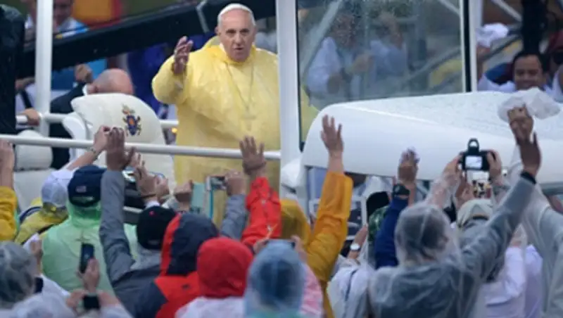 Филиппинских бомжей спрятали от Папы Римского на элитном курорте