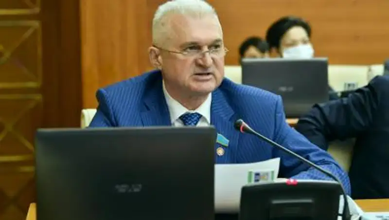 Почему из Казахстана уезжает молодежь? Депутат назвал причины