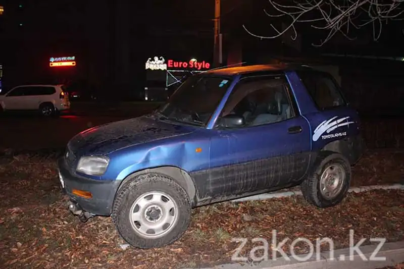 Тойота очутилась на разделительной аллее после неудачно совершенного маневра Тойота очутилась на разделительной аллее после неудачно совершенного маневра, фото - Новости Zakon.kz от 13.12.2013 16:23