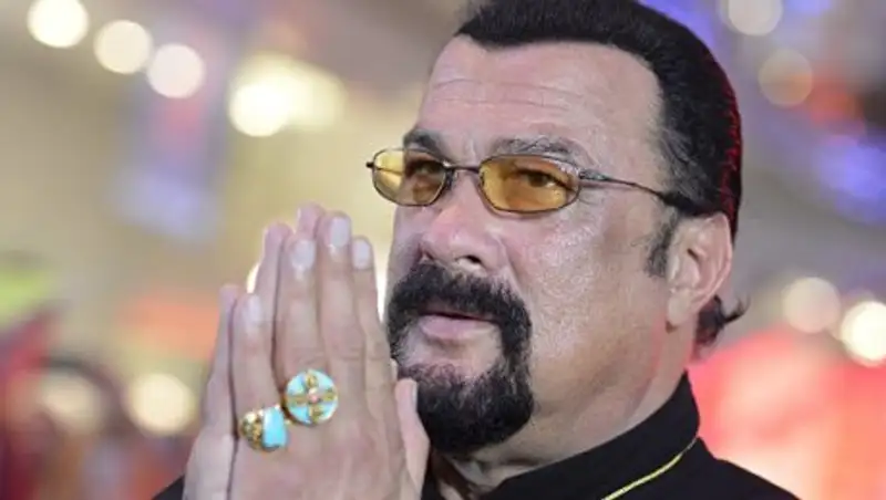 Жена Эллен Дедженерис обвинила Стивена Сигала в домогательствах