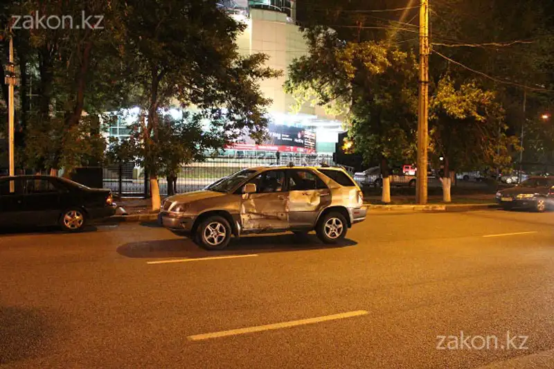 Двое молодых людей на мопеде врезались в Лексус в Алматы, водитель мопеда скончался в больнице (фото), фото - Новости Zakon.kz от 12.05.2013 19:58