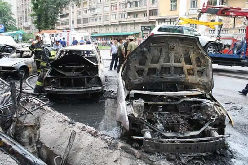 Поняв, что водителю бензовоза уже ничем не помочь, сотрудники ДЧС принялись эвакуировать жильцов горевшего дома (фото), фото - Новости Zakon.kz от 28.06.2013 15:58