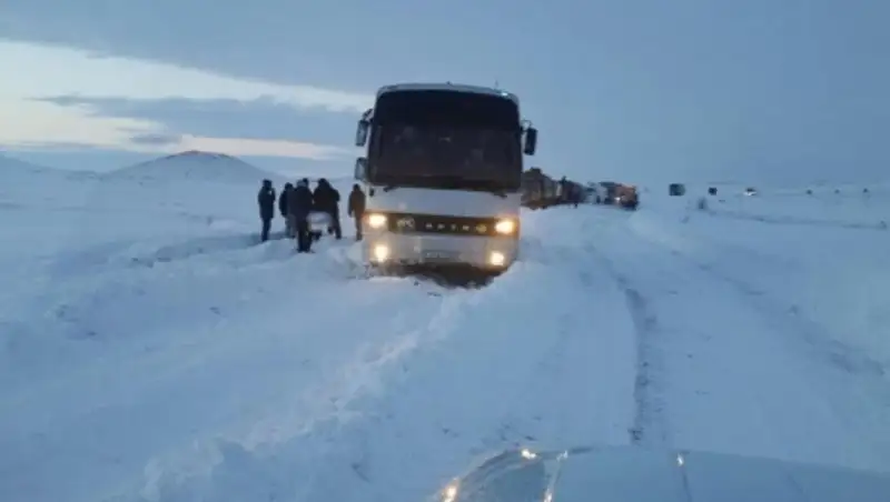 Полицейские Акмолинской области вызволили из снежного плена артистов из РФ
