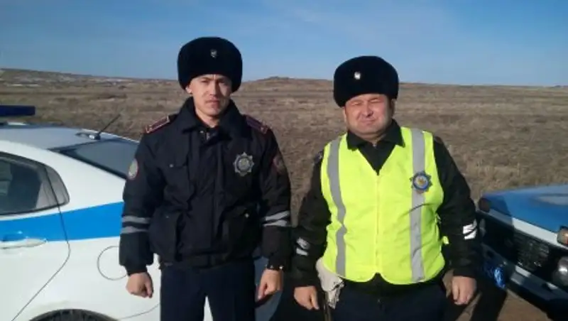 Полицейские в зеркало заднего вида увидели пожар в автобусе и спасли пассажиров