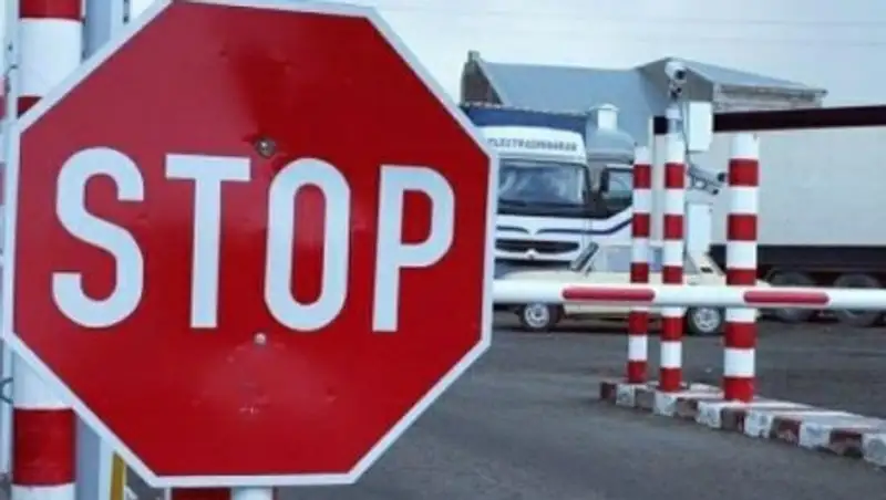 На казахстанско-узбекской границе скопилось более 150 казахстанских автомашин