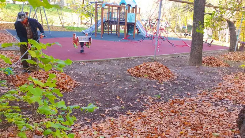 уборка листьев на детской площадке, фото - Новости Zakon.kz от 10.11.2023 17:05