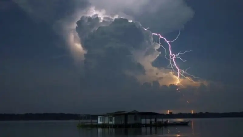 Число погибших от удара молнии в Бангладеш возросло до 50 человек