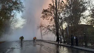 В Алматы из-под земли забил фонтан  высотой в несколько метров, фото - Новости Zakon.kz от 10.11.2022 16:35
