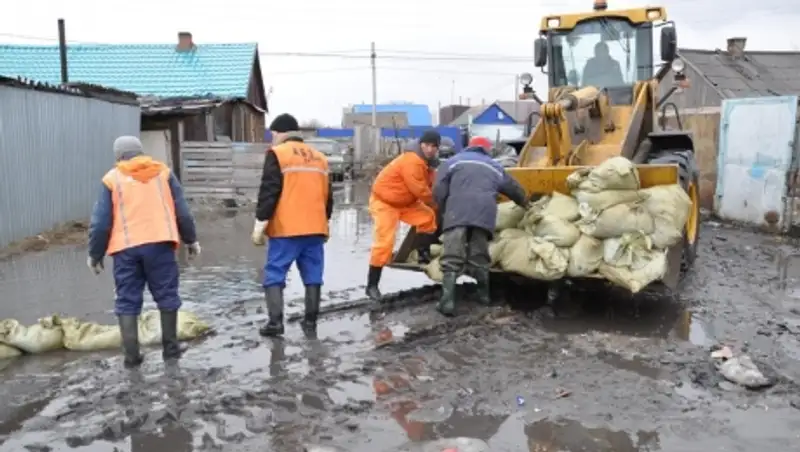 В Костанае ведутся работы по отводу талой воды
