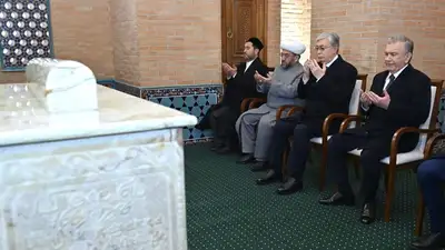 Токаев посетил мавзолей Толе би в Ташкенте, фото - Новости Zakon.kz от 22.12.2022 12:30