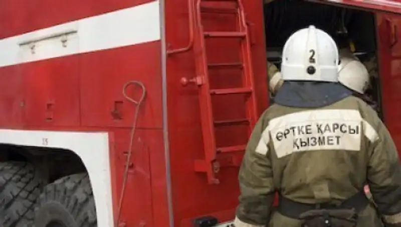 В Астане горит цех по производству бетонных изделий