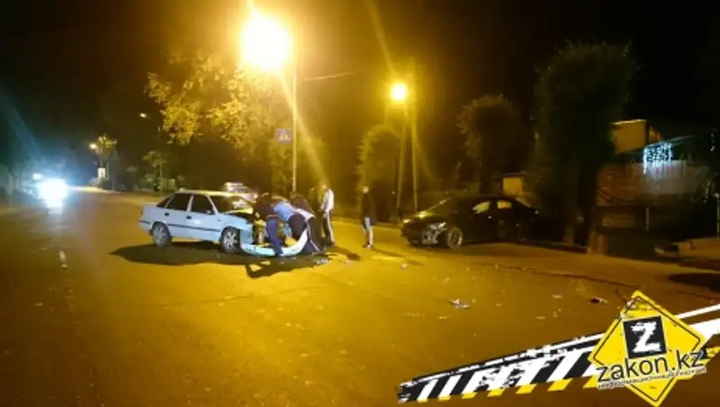 Неосмотрительность водителя Хонды при развороте закончилась аварией в Алматы