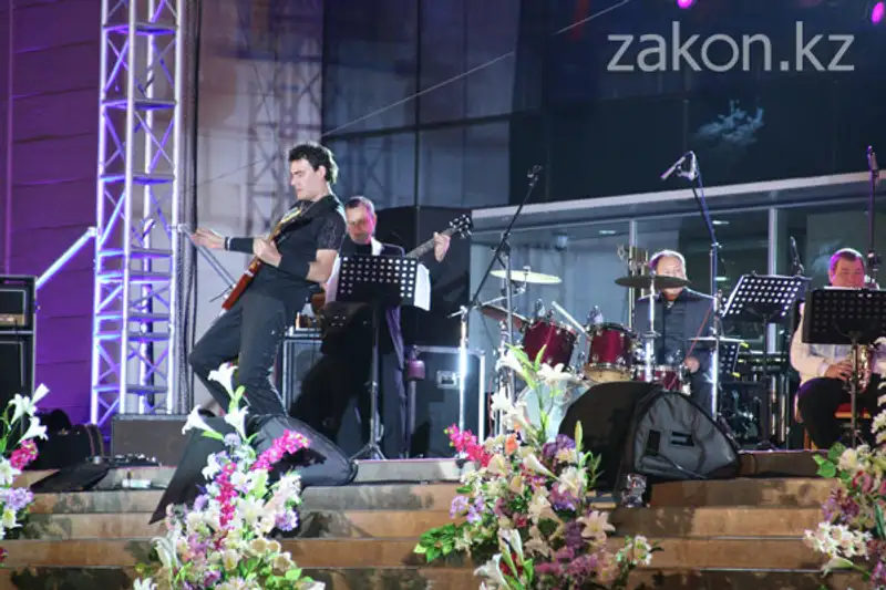 Парад оркестров в Алматы завершали классикой рока (фото) Парад оркестров в Алматы завершали классикой рока (фото), фото - Новости Zakon.kz от 10.09.2012 17:38