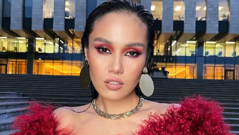 Образы певицы НАZИМЫ в новом клипе вызвали обсуждения в Сети