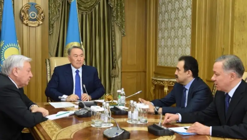 Назарбаев провел консультации по вопросу проведения внеочередных парламентских выборов