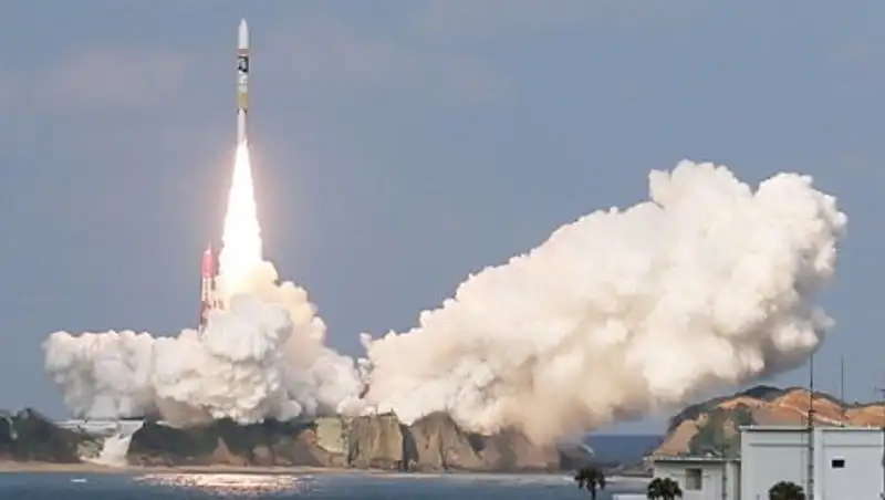 Япония запустила самую маленькую в мире ракету-носитель