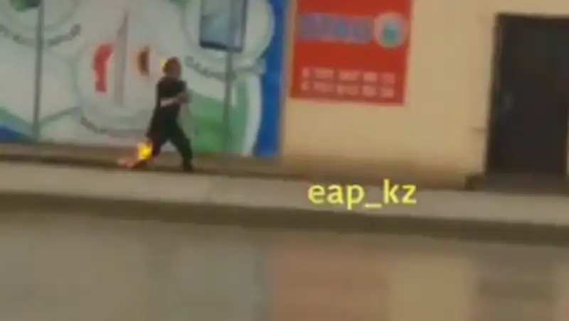 В Сети появилось шокирующее видео бегущего парня с горящими ногами