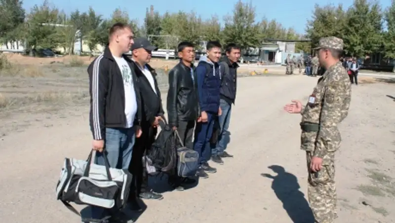 Военнообязанные казахстанцы от 21 года отправились на сборы 