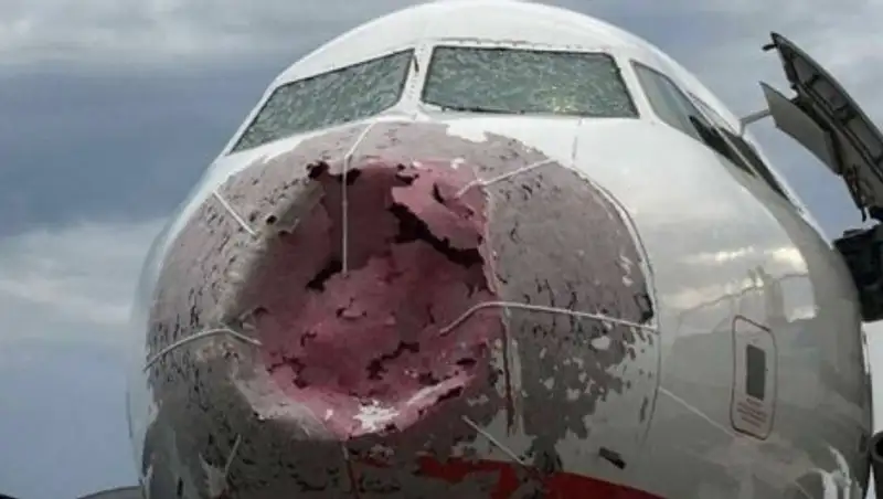 Плакали и молились: в Сети появилось видео посадки разбитого градом самолета в Стамбуле