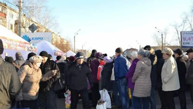 Жители Петропавловска выстраивались в очередь за яйцами, фото - Новости Zakon.kz от 10.11.2013 20:13