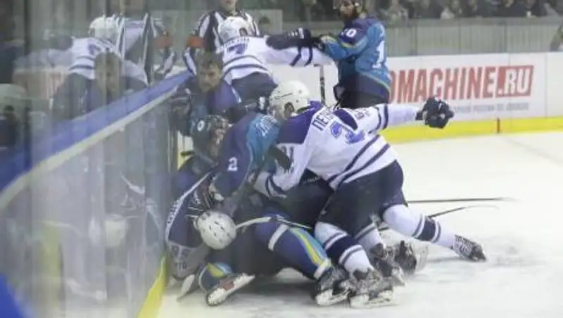 В матче финала ВХЛ подрались казахстанские и российские хоккеисты