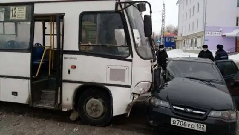Пассажирский автобус врезался в машину с детьми в Актобе