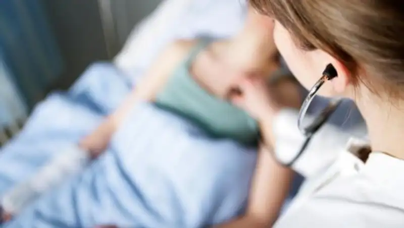 Двоих отравившихся в ОАЭ казахстанцев выписали из больницы