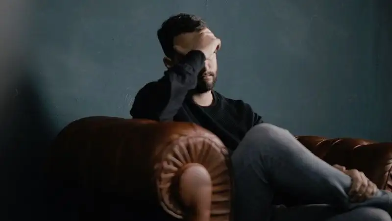 Почему при непогоде возрастает чувствительность к боли, рассказала врач