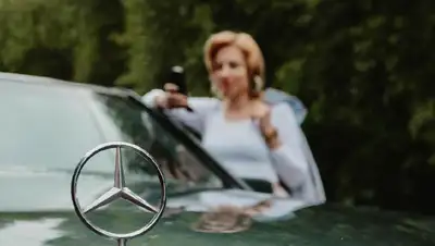 Женщина подсаживается в авто в Нур-Султане, фото - Новости Zakon.kz от 15.06.2022 08:44