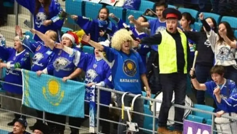 «Болельщик-полицейский» извинился за перфоманс во время матча «Барыс» — «Автомобилист»