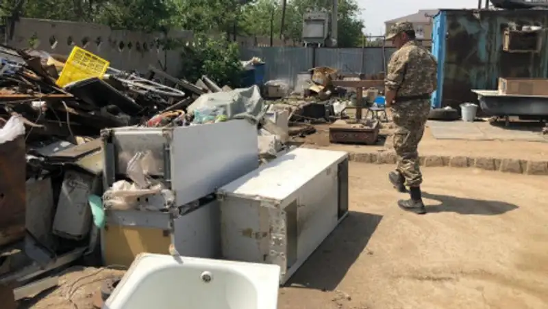 Военнослужащие проверяют взрывоопасные предметы в пунктах приема металлолома в Актобе